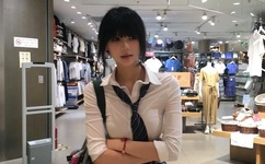 一个男孩子顶哭另一个男孩子视频